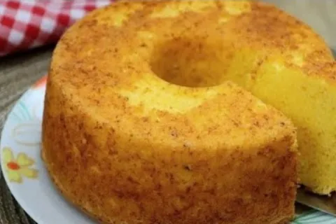 Bolo de fubá com iogurte fofinho e delicioso, para um café d