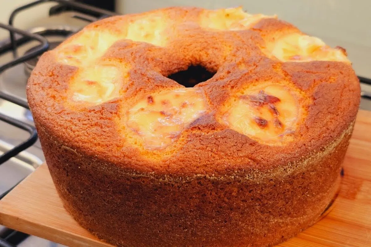 Bolo de fubá com requeijão: aqui em casa virou o bolo prefer