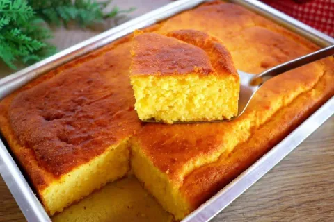 Bolo de fubá cozido macio e saboroso que vai te lembrar café