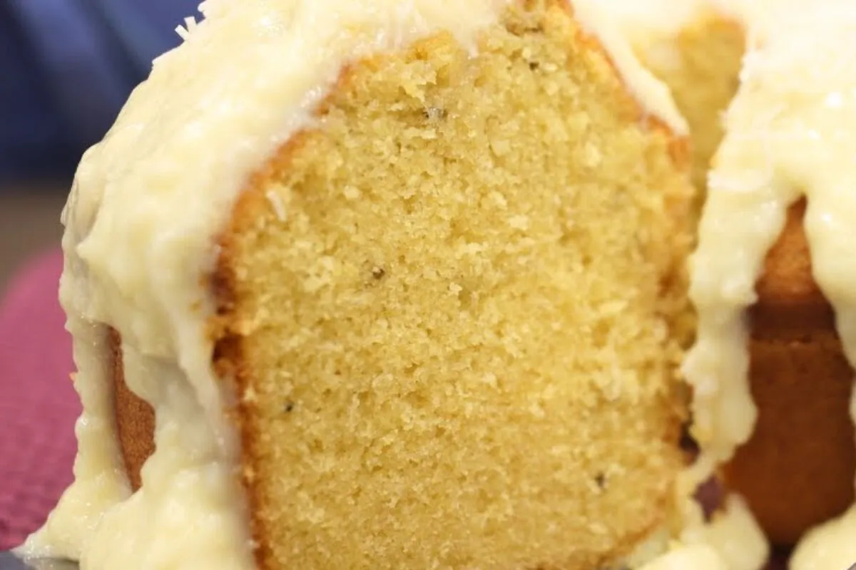 Bolo de fubá cremoso da vovó com cobertura de coco que fica