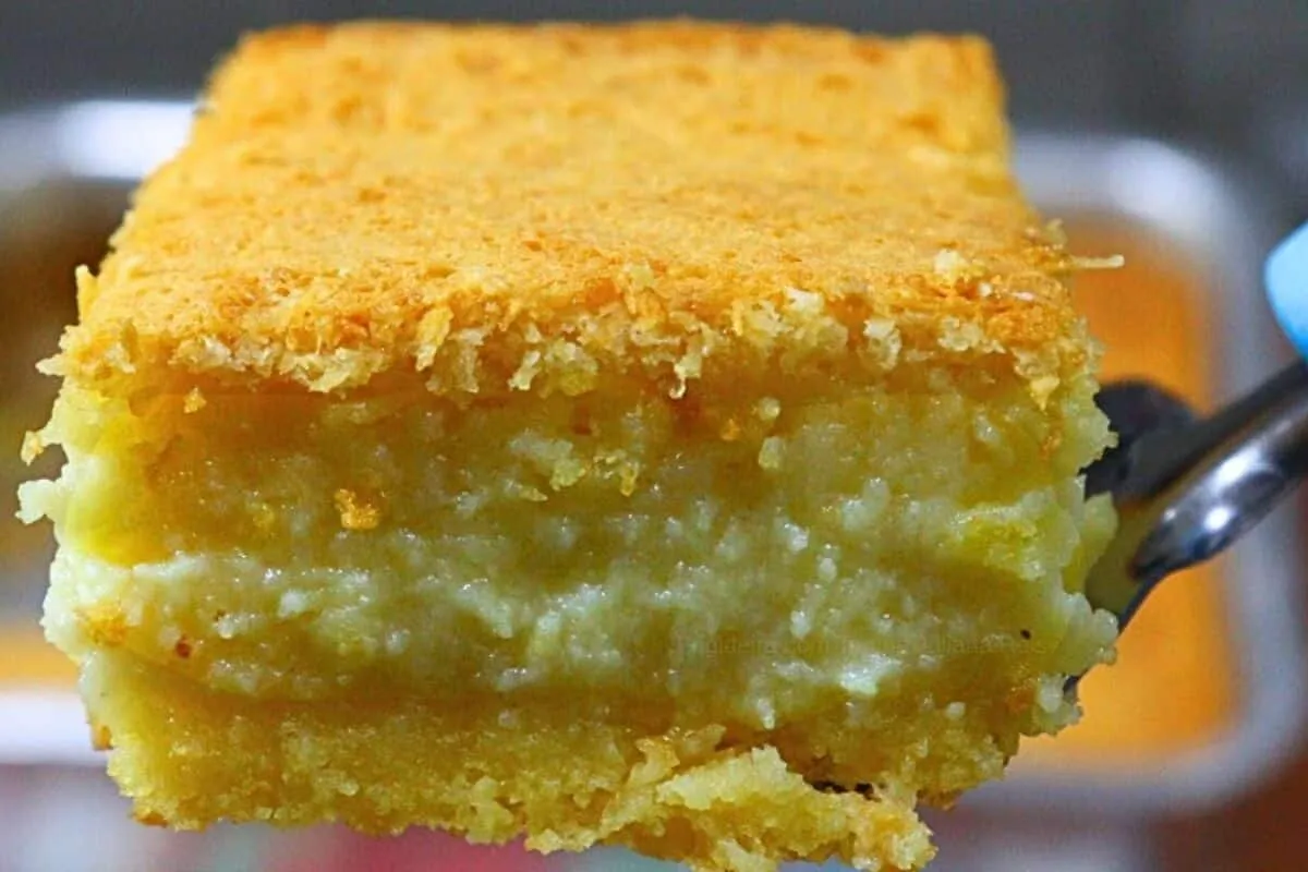 Bolo de fubá cremoso de liquidificador que parece um pudim d