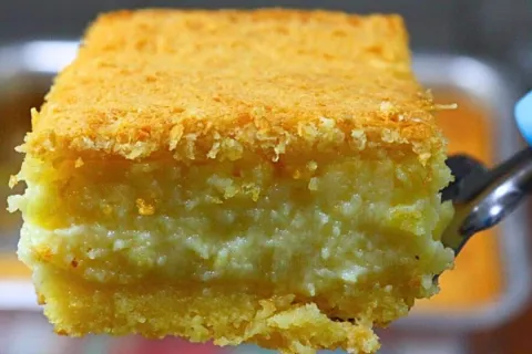 Bolo de fubá cremoso de liquidificador que parece um pudim d