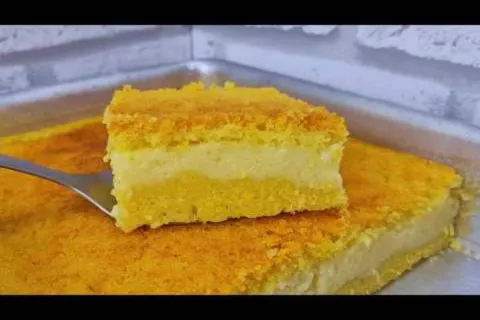 Bolo de fubá cremoso que se recheia sozinho no forno e fica 