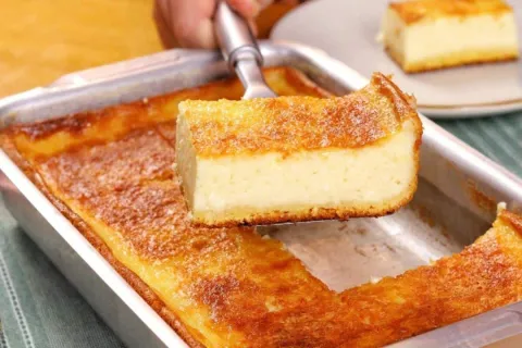 Bolo de fubá cremoso, tão cremoso que parece pudim e não pre