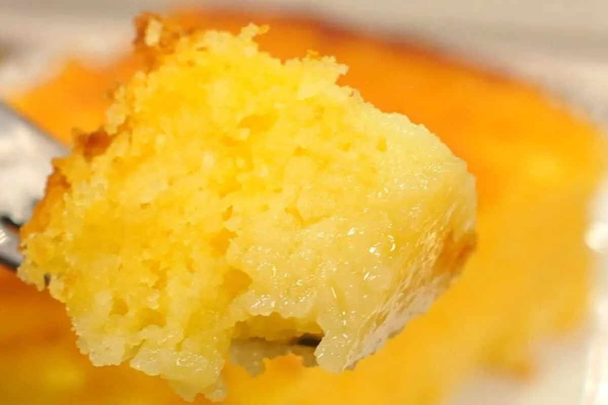 Bolo de fubá cremoso tradicional: receita que lembra casa de