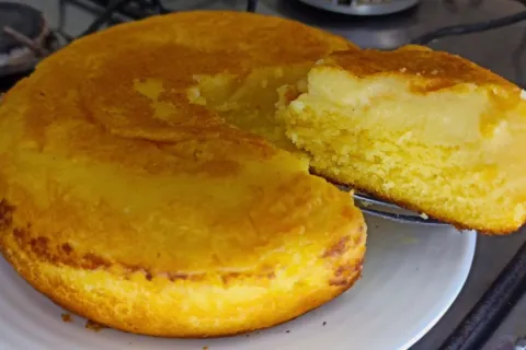 Bolo de fubá de frigideira feito sem ovo e sem trigo, para u