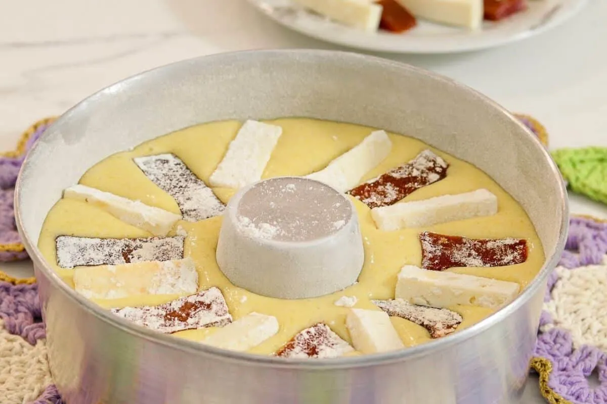 Bolo de fubá delicioso com queijo e goiabada que já sai do f