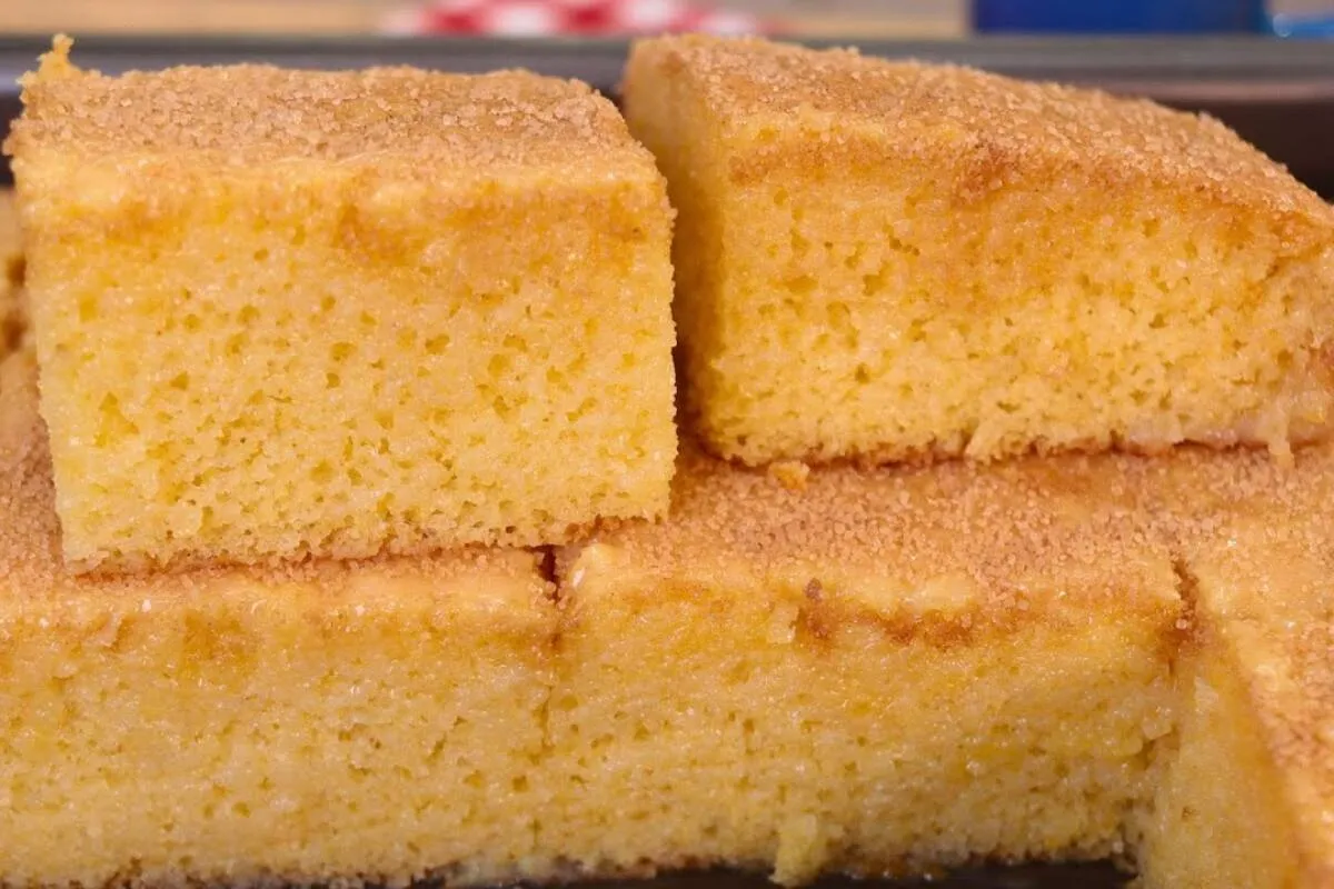 Bolo de fubá fofinho com calda de leite condensado na assade