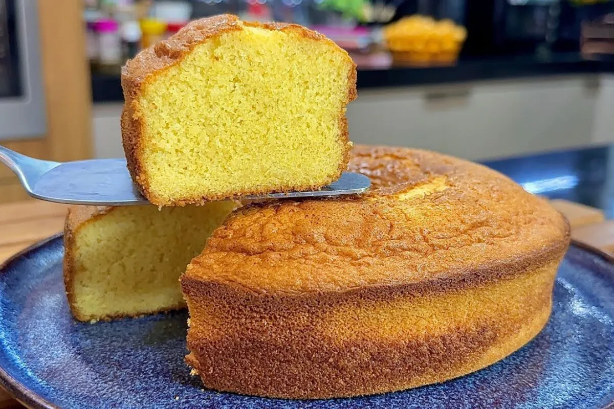Bolo de fubá fofinho com muito sabor para o chá da tarde num