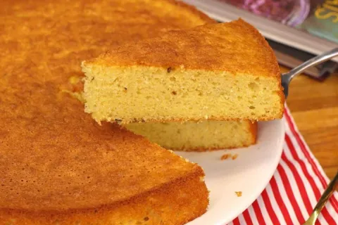 Bolo de fubá fofinho e macio que não esfarela para o café do