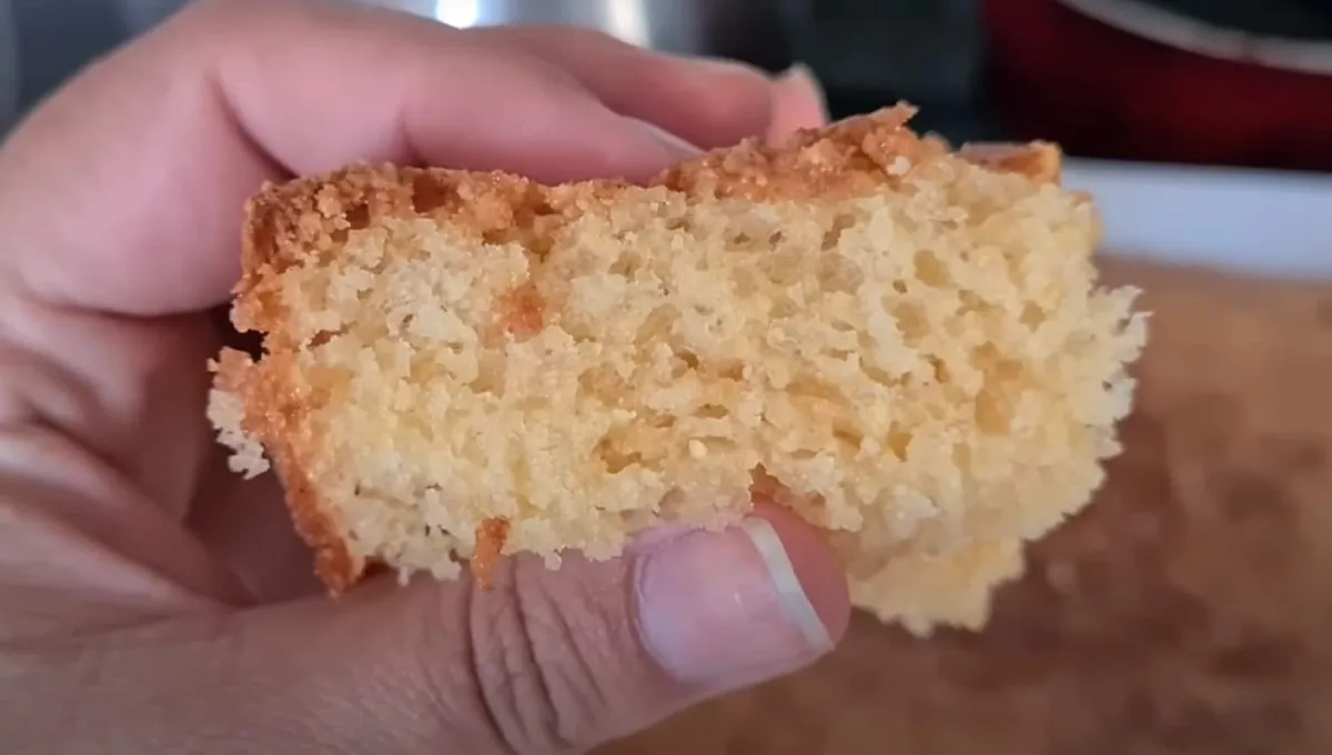 Bolo de fubá molhadinho e macio para saborear com um cafezin