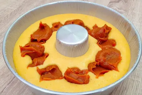 Bolo de fubá sem ovo que já sai super recheado do forno com 