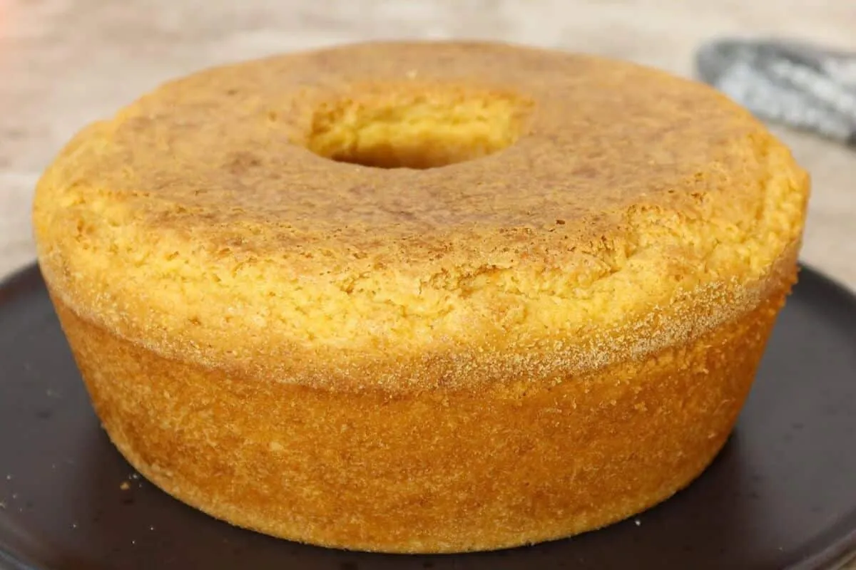 Bolo de fubá simples com poucos ingredientes: o bolo fofinho