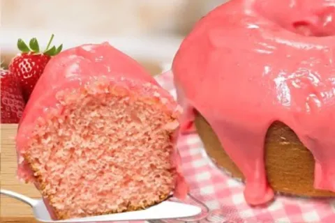 Bolo de gelatina com massa fofinha e cor vibrante que é perf