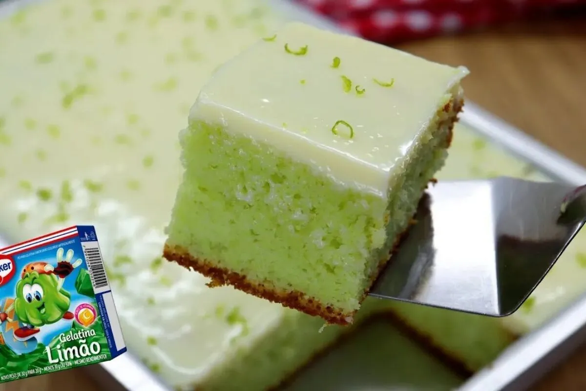 Bolo de gelatina de limão com massa verdinha e uma cobertura