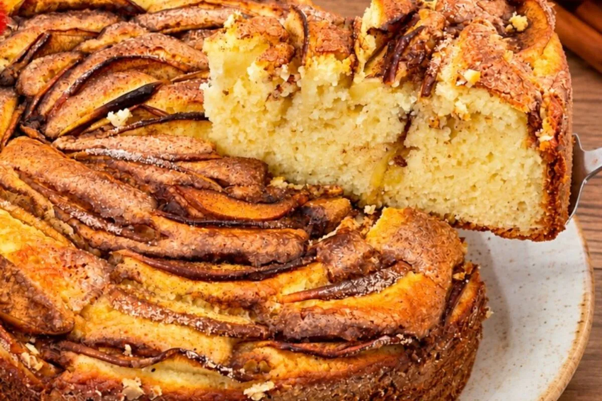 Bolo de iogurte com maçã incrivelmente fofinho e perfumado c