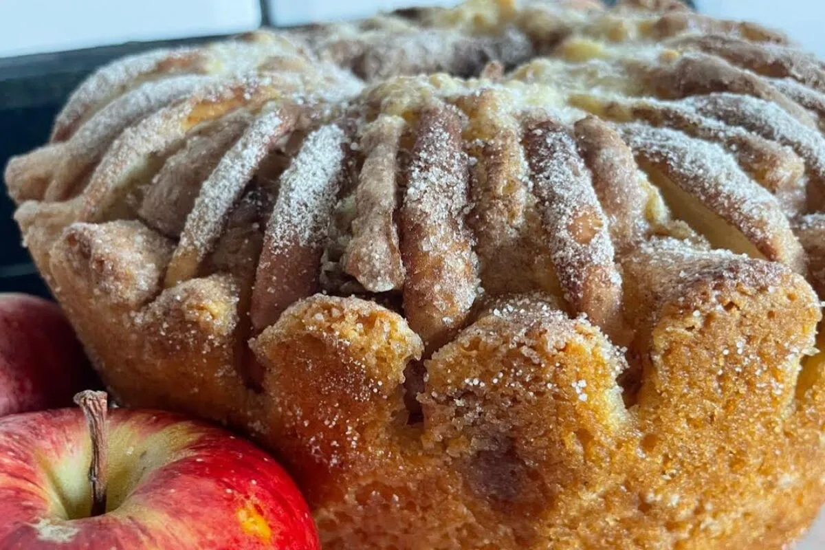 Bolo de iogurte com maçã simples, delicioso e perfumado, per