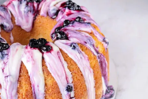 Bolo de iogurte fofinho e irresistível para deixar o café da