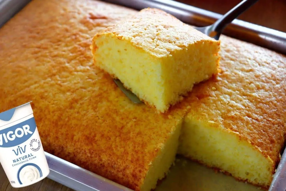 Bolo de iogurte fofinho e saboroso que você prepara em pouco