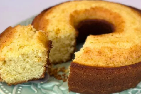 Bolo de laranja com calda: a receita simples e fofinha para 