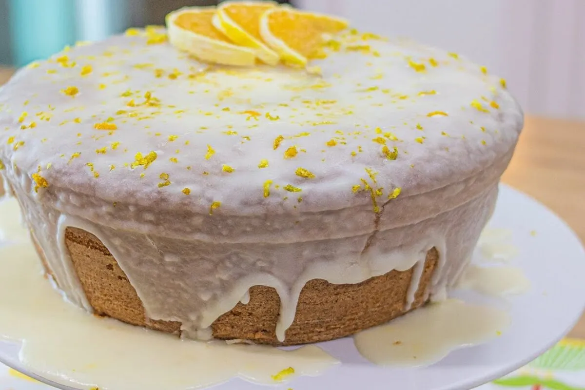 Bolo de laranja com calda: caseirinho delicioso que parece c