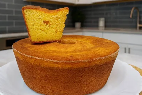 Bolo de laranja com casca feito no liquidificador para um la