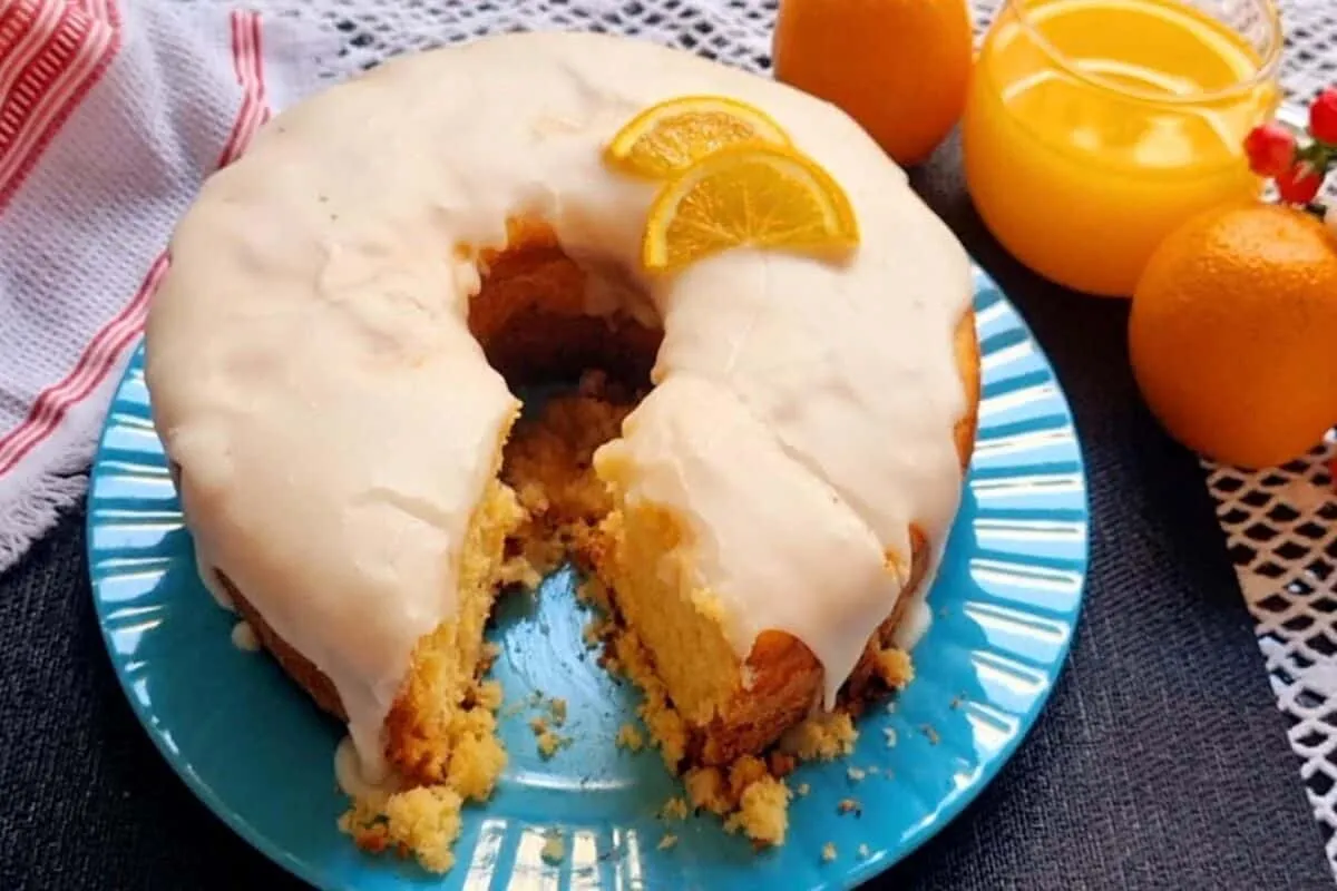 Bolo de laranja com casquinha de açúcar crocante que derrete