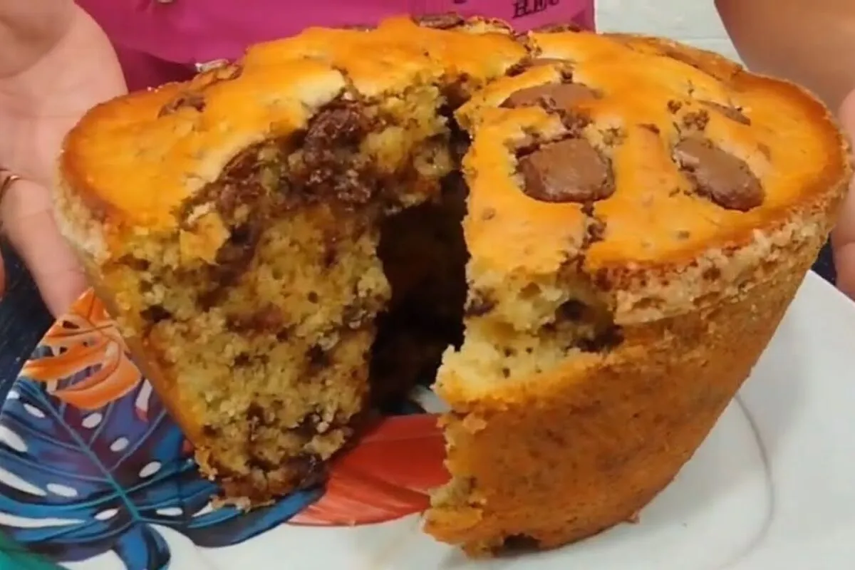 Bolo de laranja com gotas de chocolate fofinho e cheiroso, c