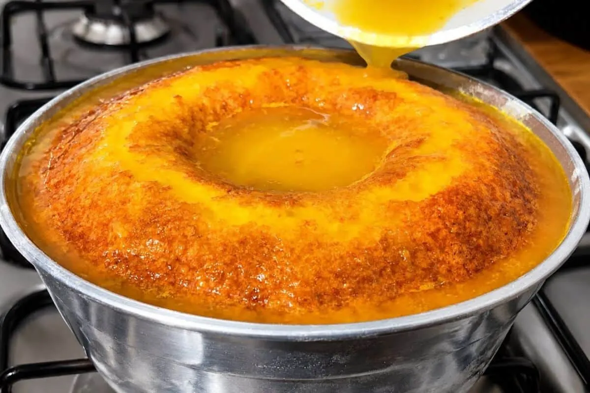 Bolo de laranja fofinho com uma massa super macia, que vai p