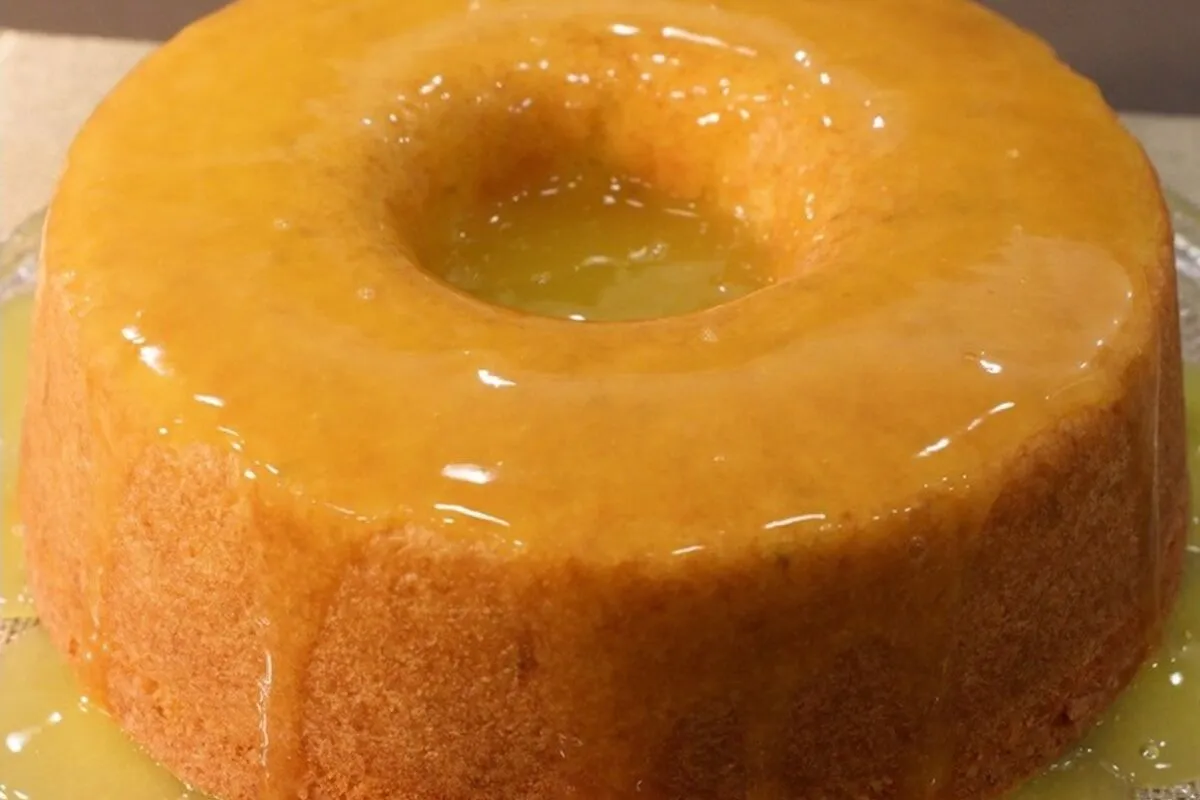 Bolo de laranja fofinho e molhadinho com uma calda deliciosa