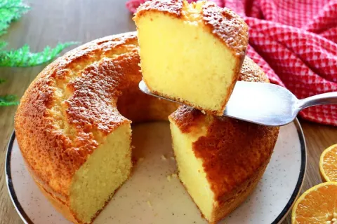 Bolo de laranja fofinho, que é econômico, fica com um sabor 