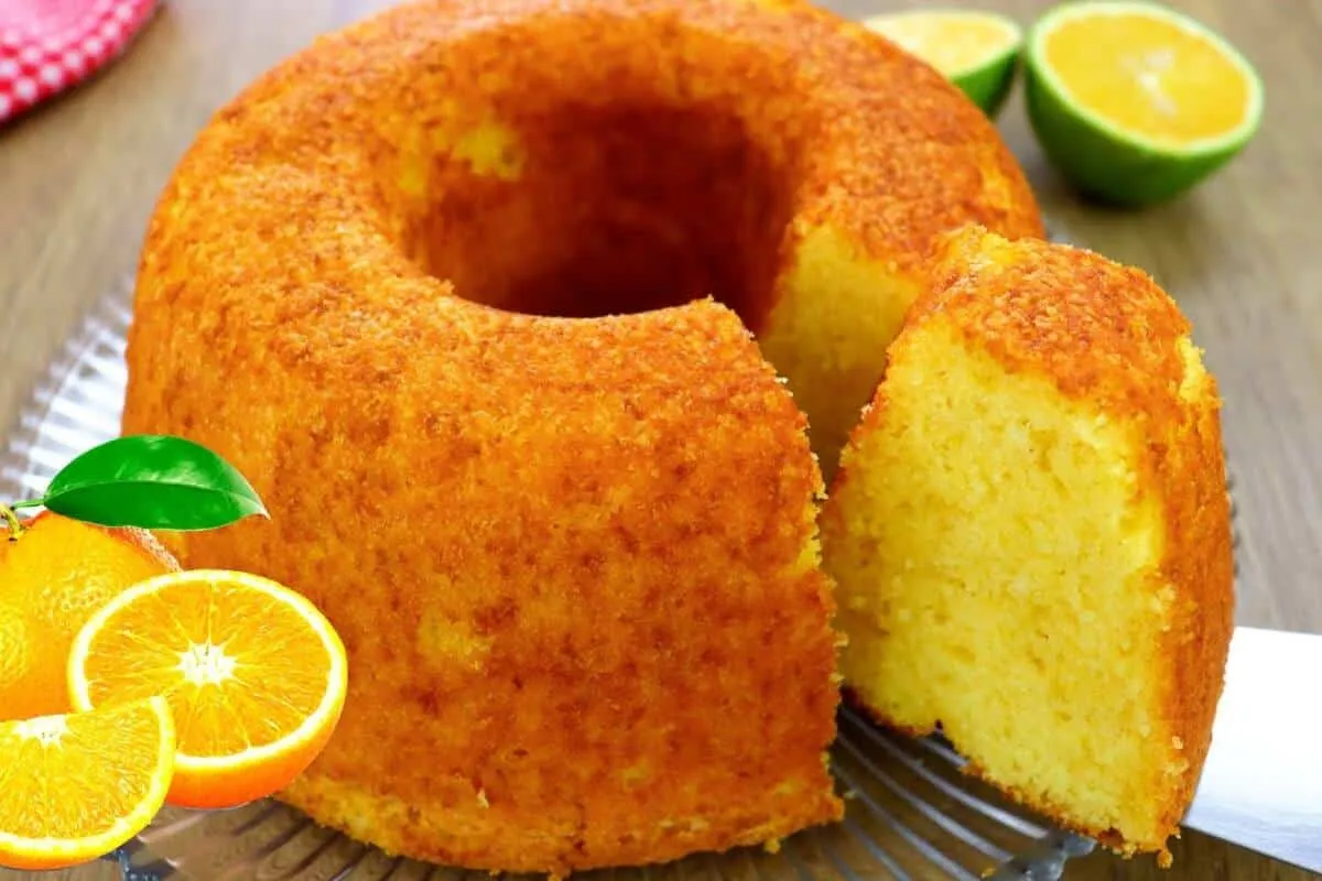 Bolo de laranja tradicional com 2 ovos e 2 laranjas que fica