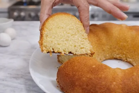 Bolo de leite condensado fofinho que desmancha na boca, para