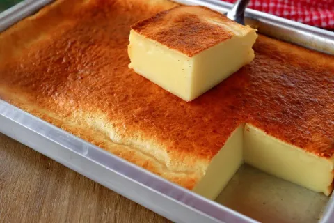 Bolo de leite cremoso e delicioso que desmancha na boca pare