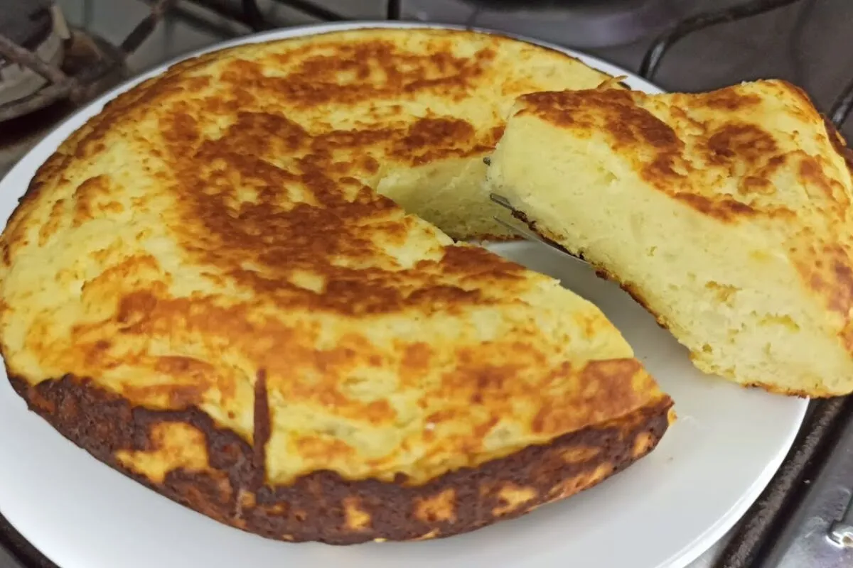 Bolo de leite de frigideira com apenas 3 ingredientes e sem