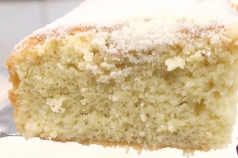 Bolo de leite fofinho e rápido que fica perfeito com um café