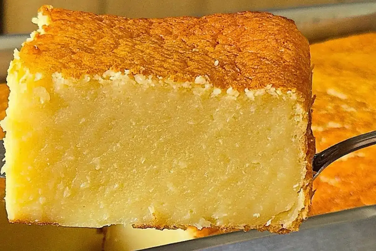 Bolo de leite mole estilo caçarola que fica cremoso, derrete