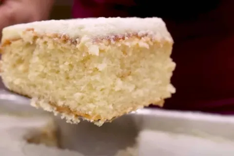 Bolo de leite ninho com calda quente que derrete na boca na 