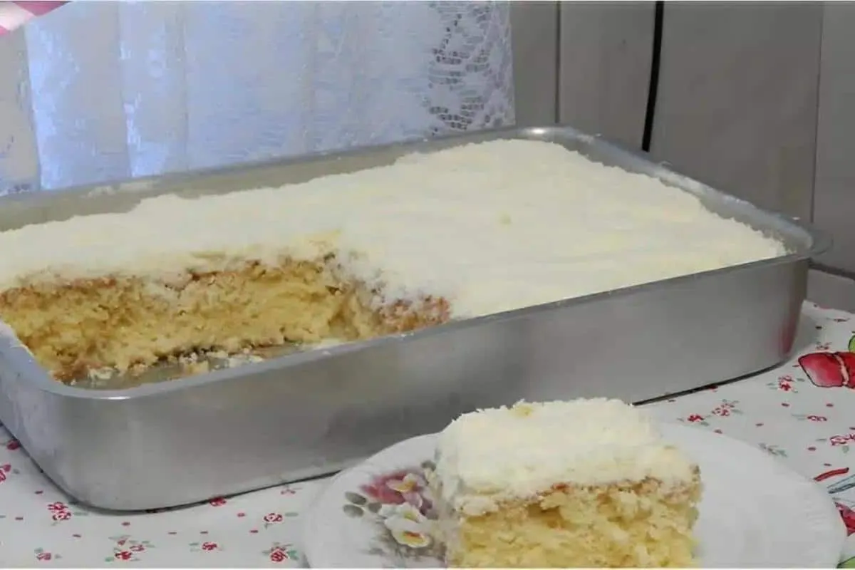 Bolo de leite ninho na assadeira grande tão gostoso que dá v