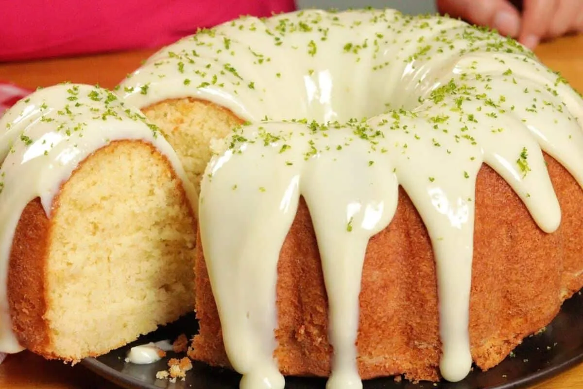Bolo de limão com cobertura: a versão mais irresistível e fo