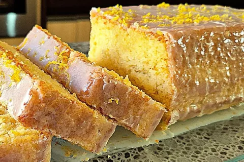 Bolo de limão com cobertura sequinha e sabor marcante, uma r