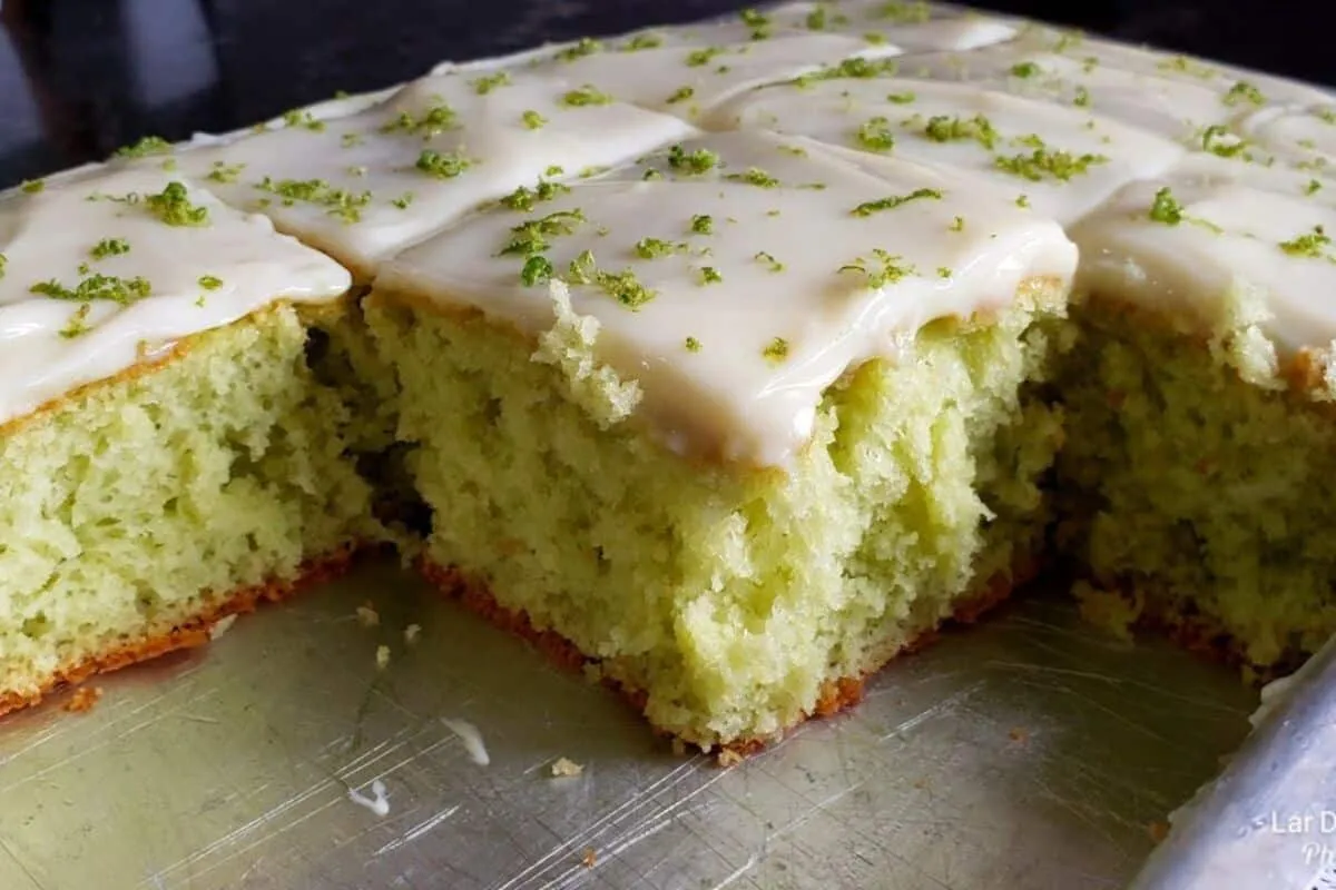 Bolo de limão com cobertura simples de fazer com massa verdi