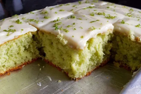 Bolo de limão com cobertura simples de fazer com massa verdi