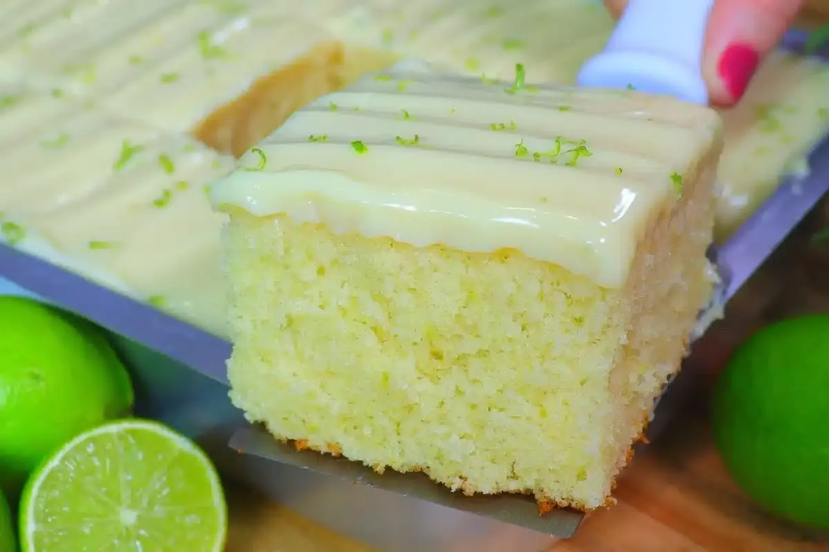 Bolo de limão com cobertura: você vai saborear cada pedaço d