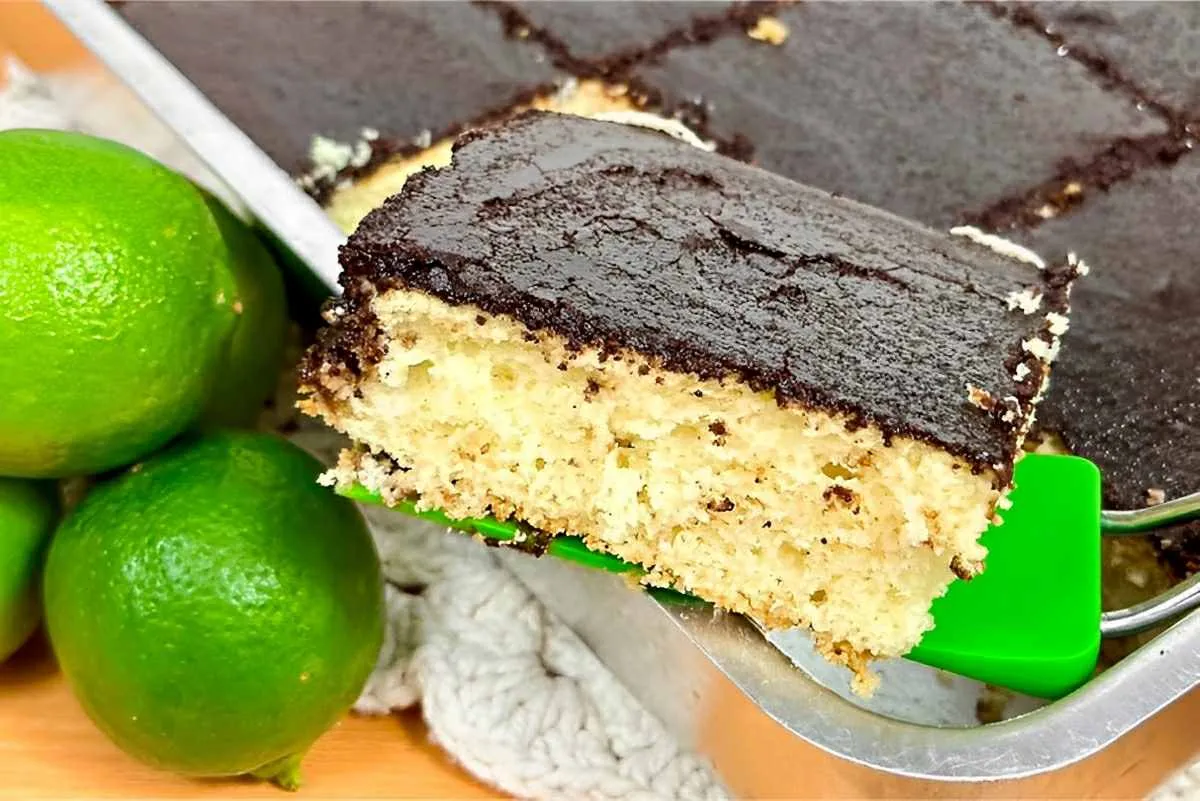 Bolo de limão com uma casquinha de chocolate que fica uma te