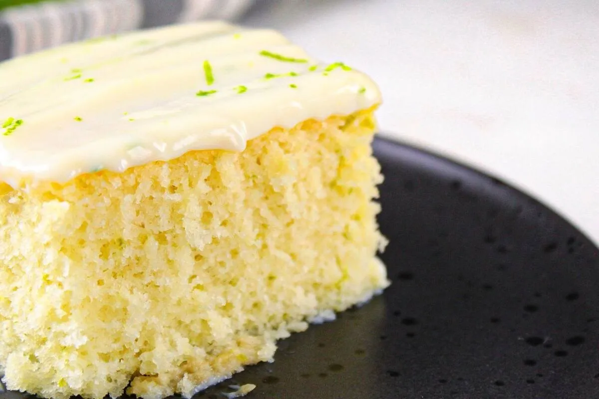 Bolo de limão fácil de fazer com uma coberturinha leve e mar