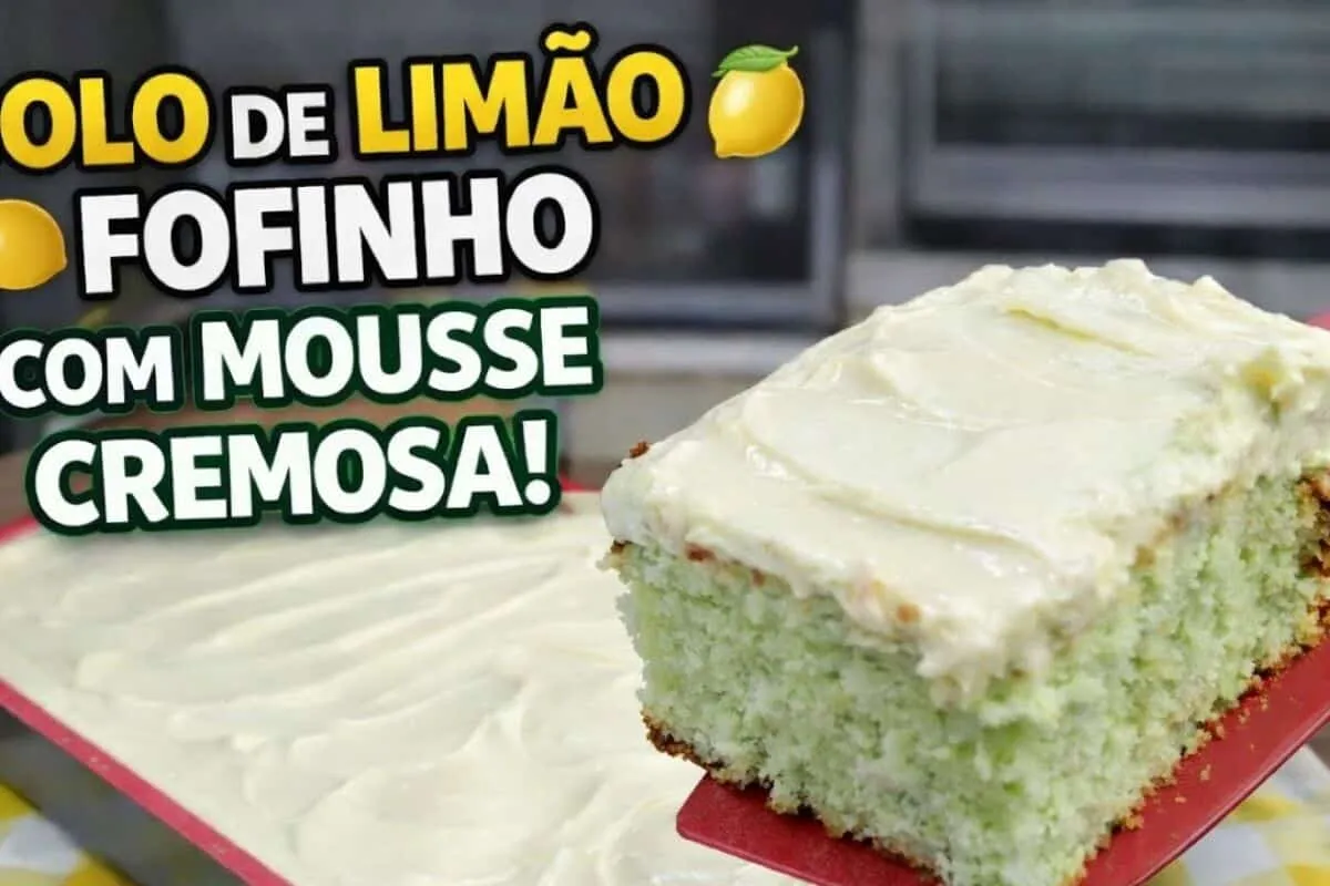Bolo de limão fofinho com cobertura de mousse que derrete na