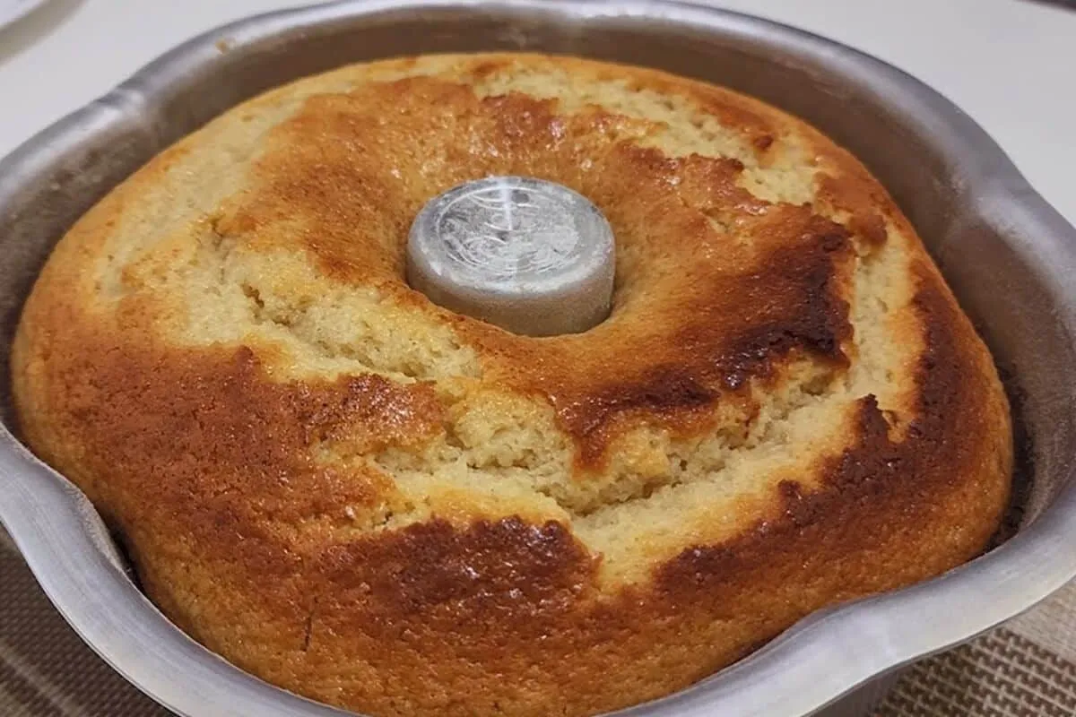 Bolo de limão fofinho e com aquela cobertura azedinha na med