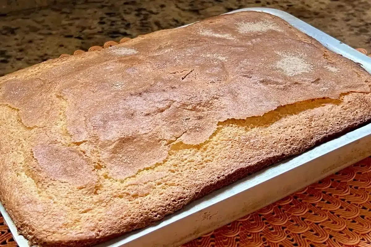 Bolo de limão na assadeira grande com um ingrediente secreto