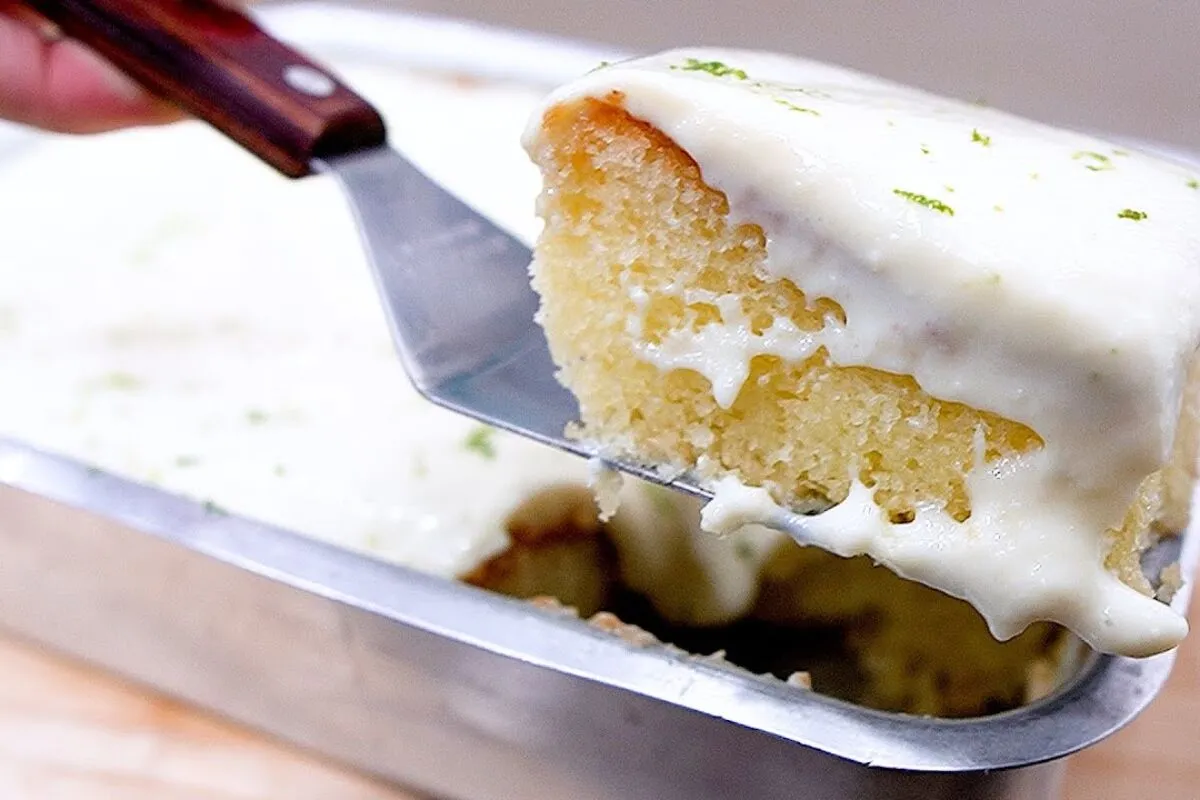 Bolo de limão sem farinha: macio, molhadinho e uma cobertura